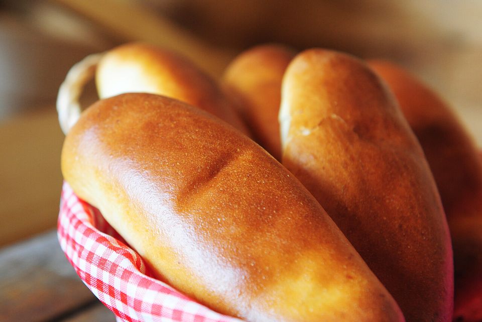 Worstenbroodjes in een mandje