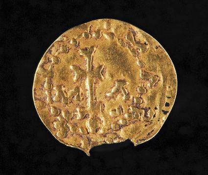 Gouden munt (tremissis) uit de 6e eeuw, van Clotarius of Dagobert, gevonden op de Eversberg.