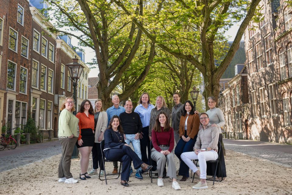 Groepsfoto van medewerkers van Leiden&Partners