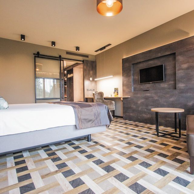 hotelkamer in bruingrijze tinten