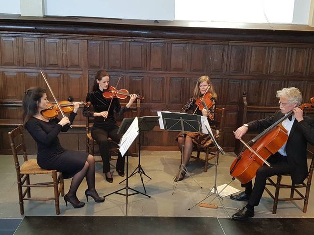 Op het podium staan Dana Mihailescu en Brigitte Rebel op viool, Hedwig Smulders op altviool en Frank de Gee op cello.