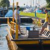 Bezoekers van de jachthaven maken gebruik van het pontje