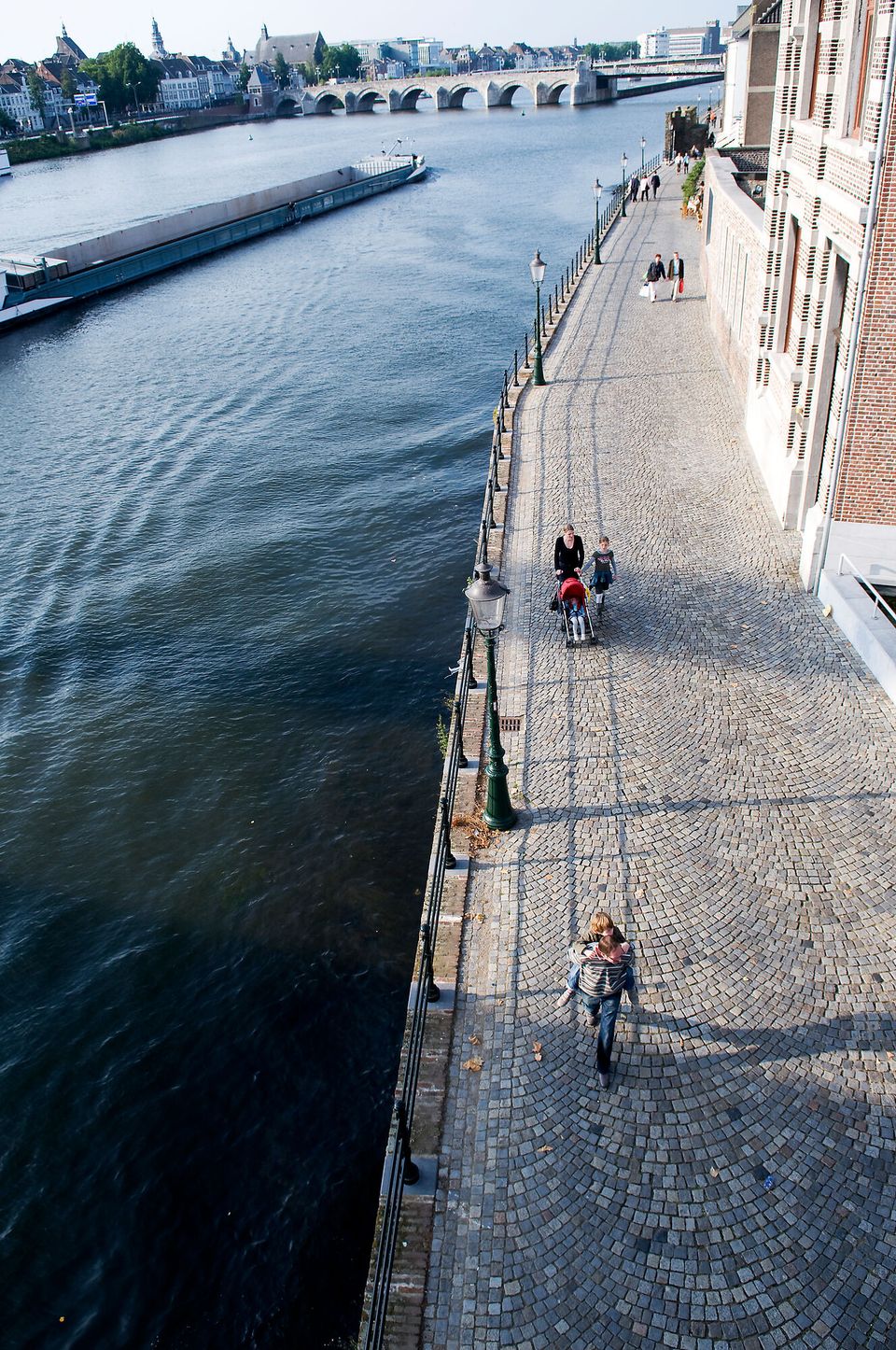 Stenenwal Maastricht wandelende mensen