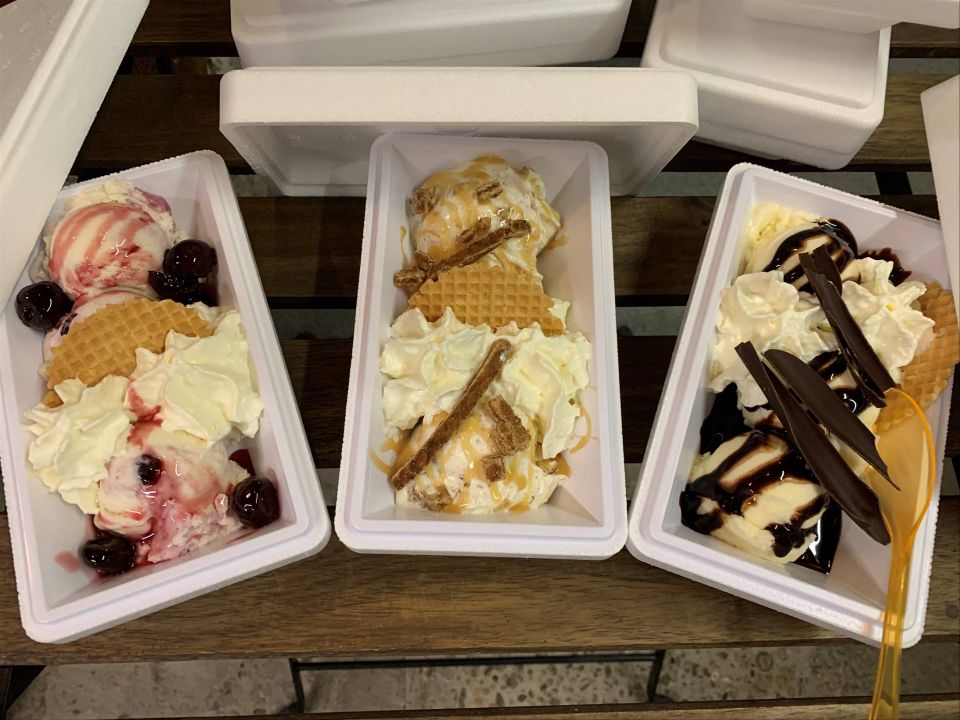 Coupe met ambachtelijk boerenijs van IJsboerderij Vernooij in Driebruggen met slagroom, saus en toppings, geserveerd als zoete traktatie voor een gezellig uitje