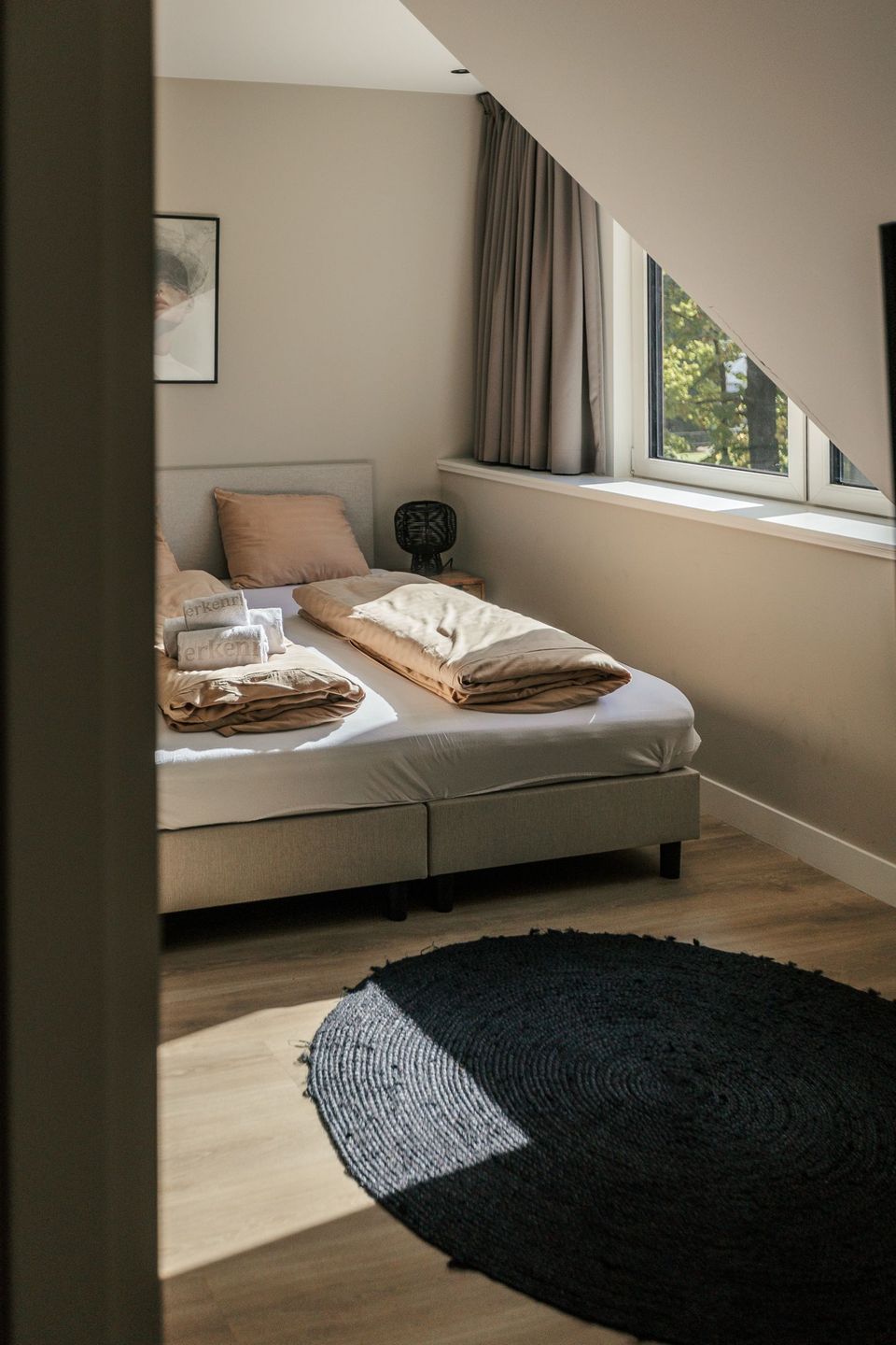 Interieurbeeld van sfeervolle en moderne slaapkamer