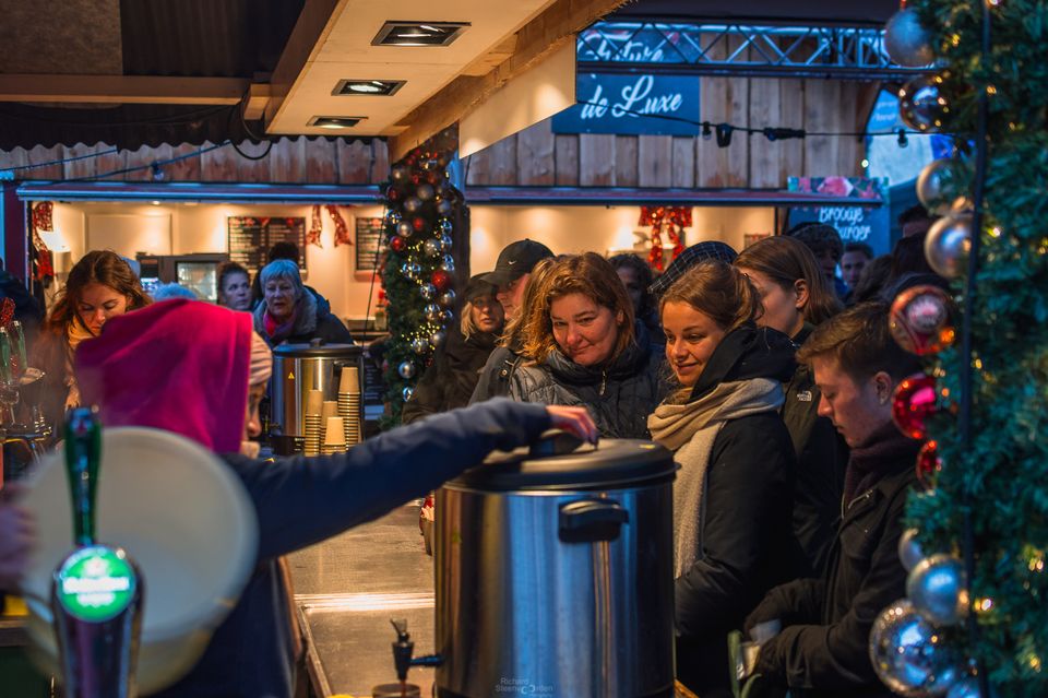 Kerstman met een kind op straat