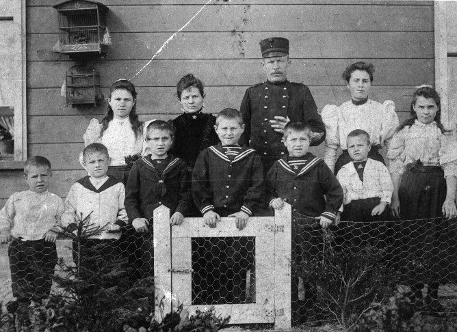 Zwart-wit foto van fortwachterfamilie van der Ven (1911-1913) met 11 gezinsleden.