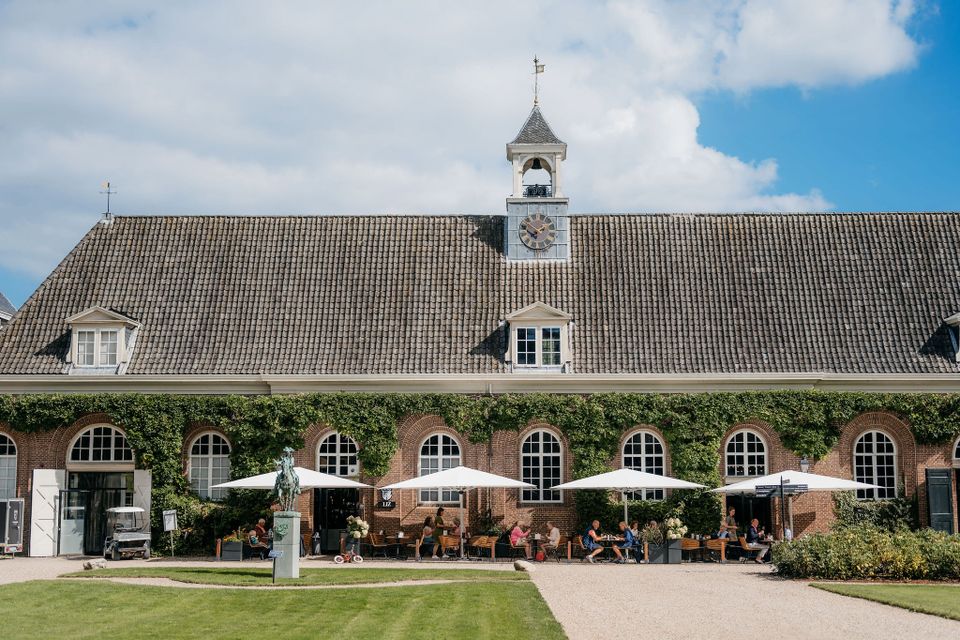 Het terras van LIZ restobar in de tuinen van Kasteel Amerongen, omgeven door groen
