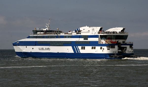 De Vlieland in de haven. De deuren gaan al open, we zien autos staan.