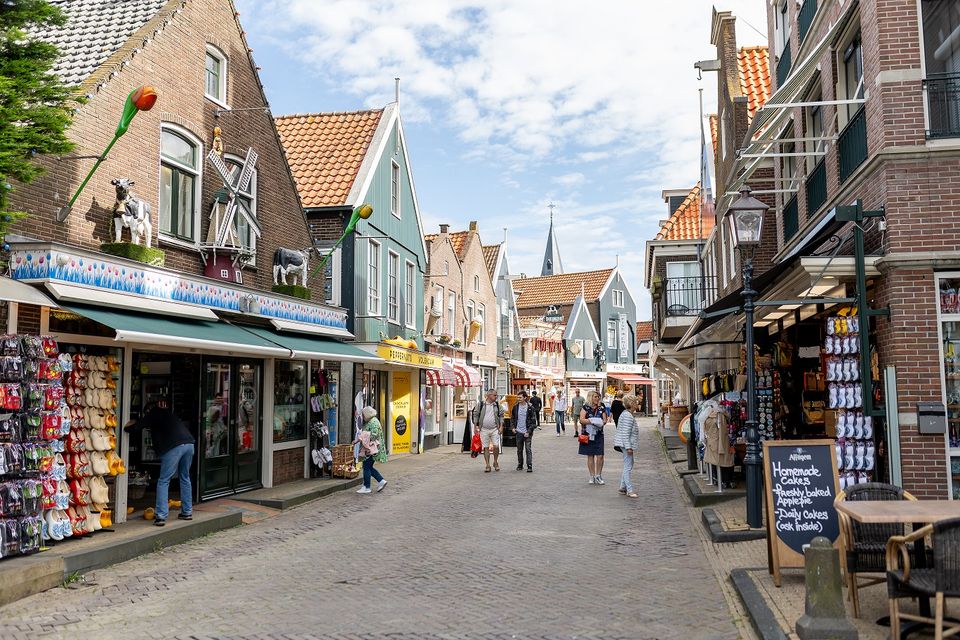 Winkelen op De Dijk in Volendam
