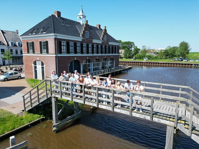 Dronefoto van familieop de brug bij Esonstad. Gezichten zijn ivm privacy onherkenbaar veranderd.