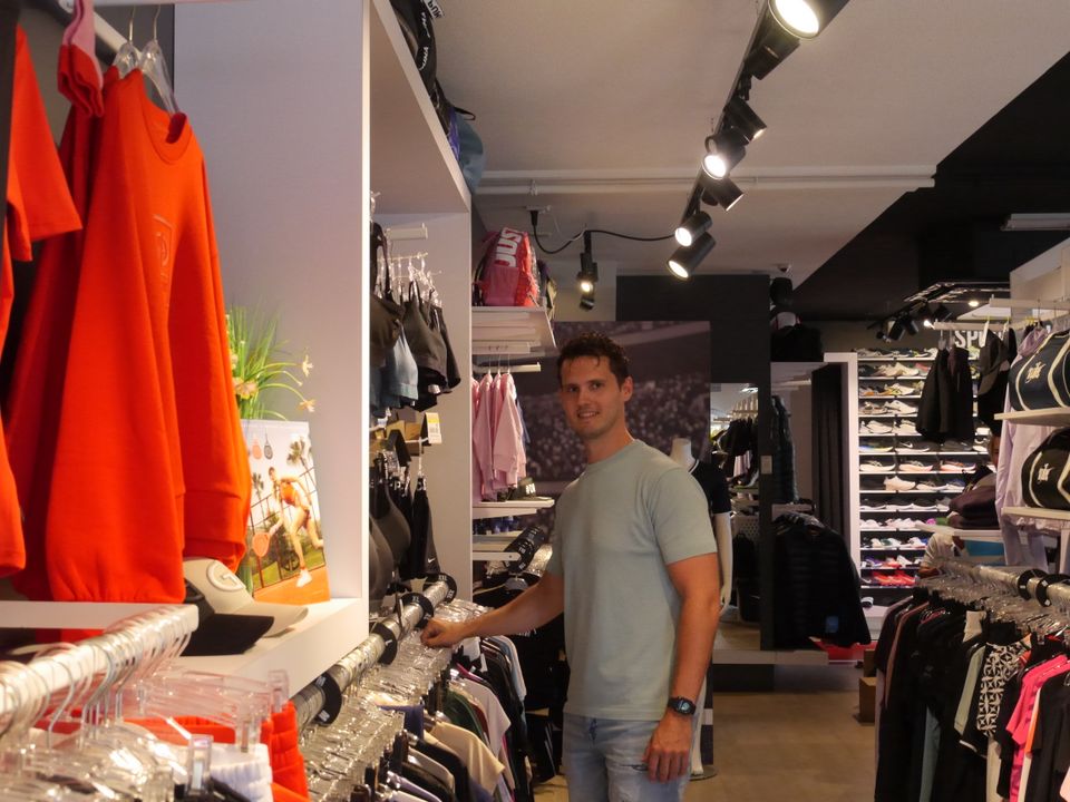 Een sportwinkel op de Julianaweg in Volendam