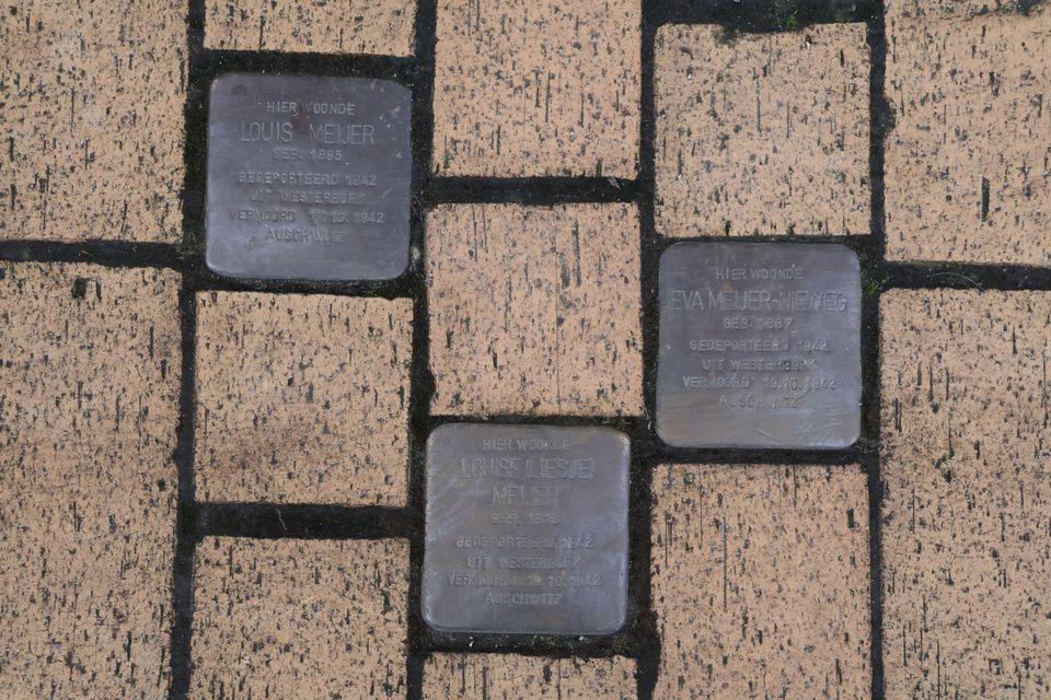 Stolpersteine voor het woonadres aan het Gedempte Zuiderdiep.