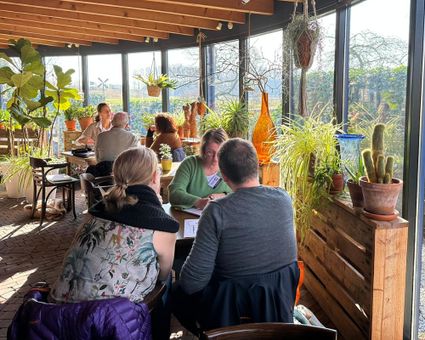 Mensen aan tafel in Bloemenpark Appeltern