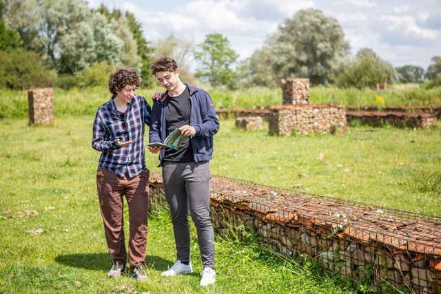 Bezoekers bij castellum Meinerswijk