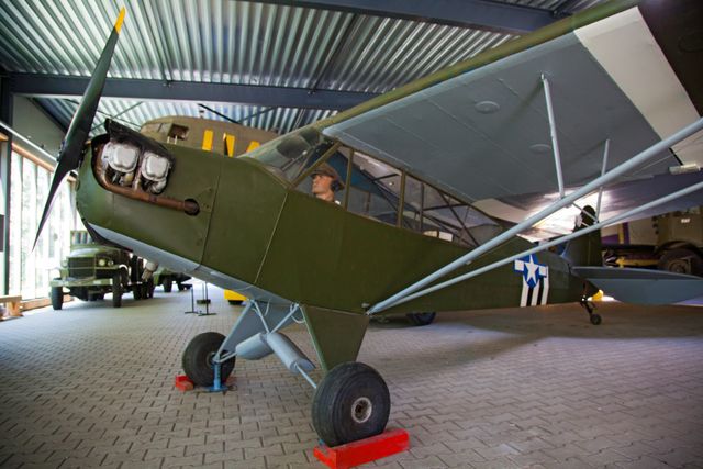 Militair vliegtuigje in Museum Bevrijdende Vleugels