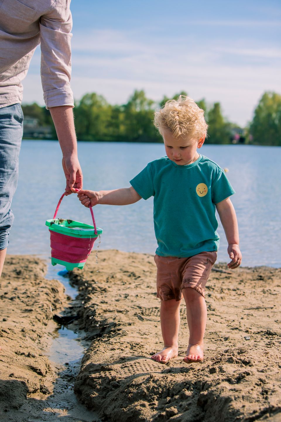 Jongen speelt in het zand.