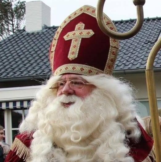 Close-up foto Sinterklaas, buit3en met mijter en staf.