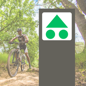 Volg de groene bewegwijzering van de driehoek met twee rondjes. De bordjes vind je op palen langs de route.