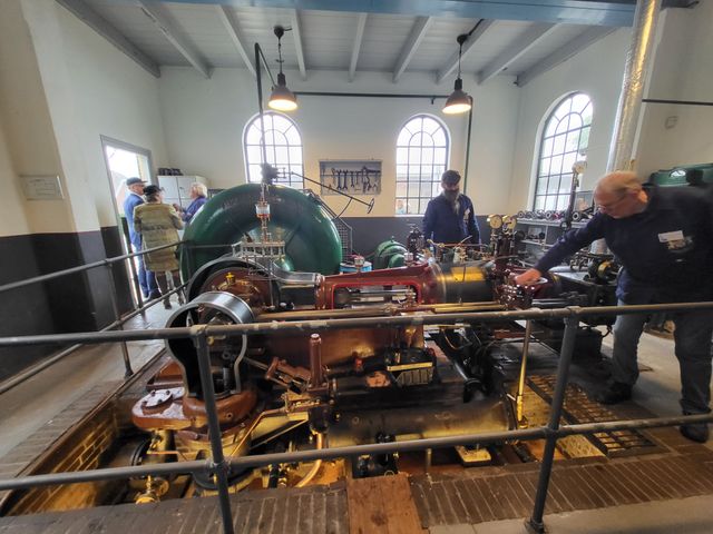 Industrieel erfgoed Stoomgemaal Teyelings in Kamerik, gemeente Woerden, Groene Hart, interieur met gerestaureerde stoommachine, vliegwiel en technische installaties tijdens demonstratie van het oude gemaal.