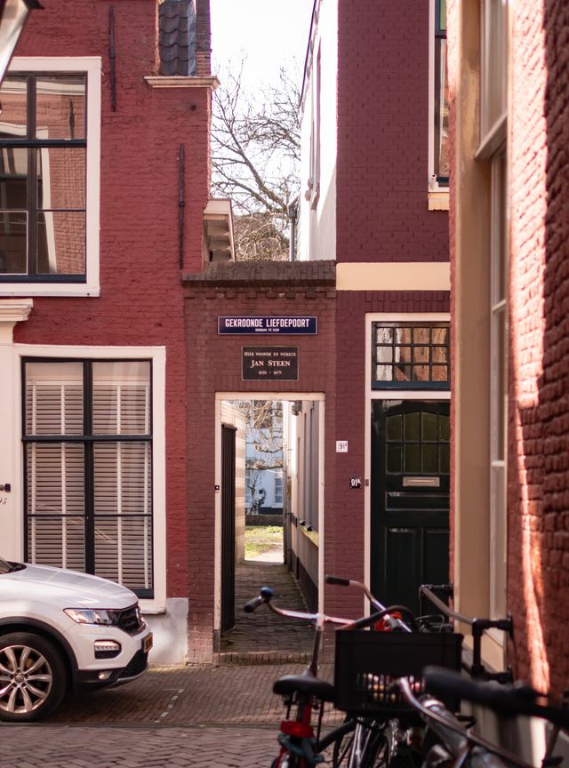 Ingang van de Gekroonde Liefdepoort in Leiden, met een plaquette van de schilder Jan Steen, die hier woonde en werkte.