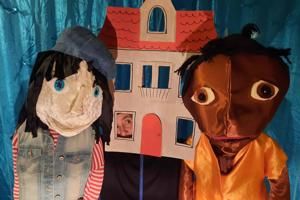 Twee poppen bij een poppentheater