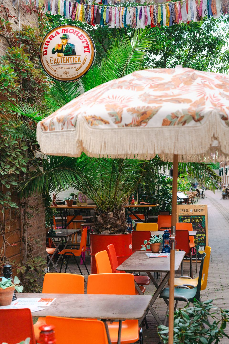Terras met parasol De Winkel Borrel en Eetbar