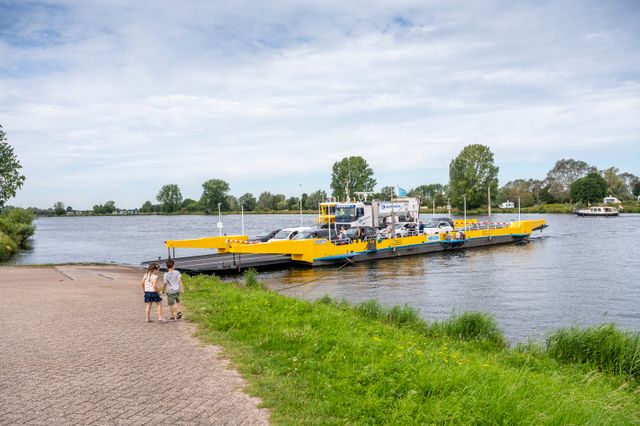 Kinderen bij het pontje in Megen