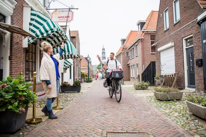 Man op fiets in Hindeloopen