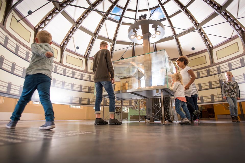 Kinderen bekijken een maquette in het Gevangenismuseum Veenhuizen.