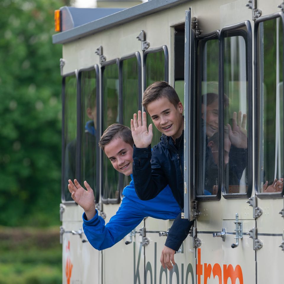 Twee jongens in de Kolonietram