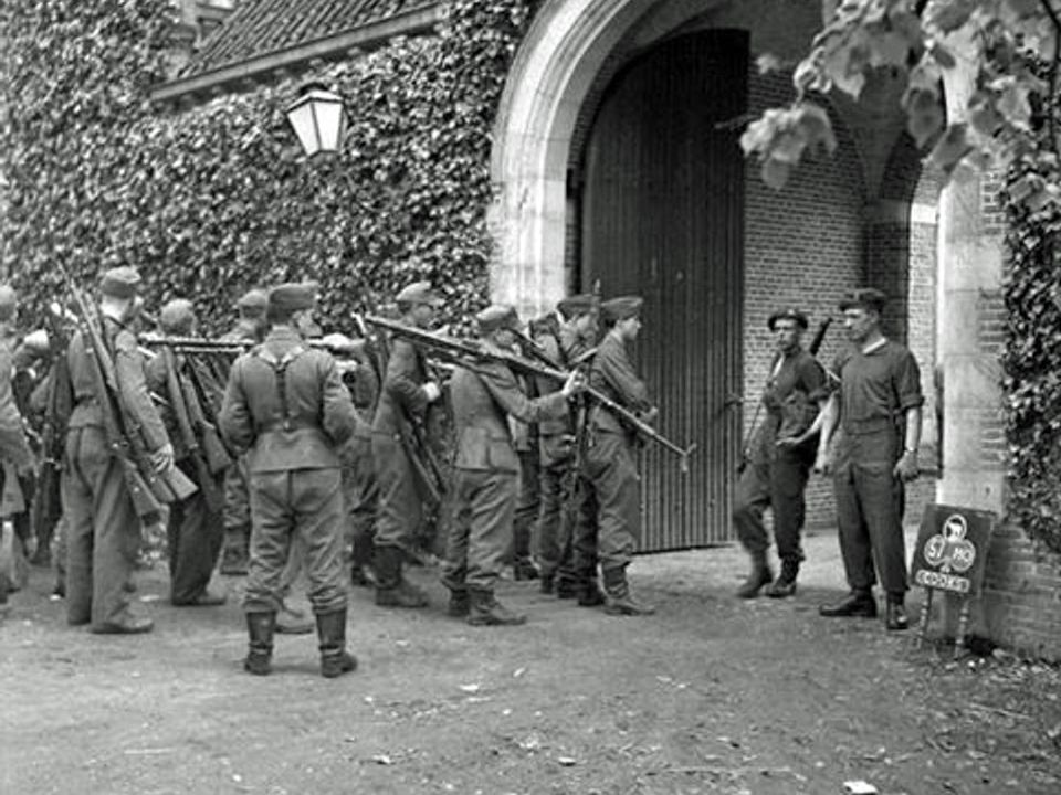 Zwart wit foto van de bevrijding door de Canadezen