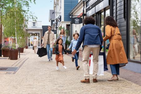 Kinderen rennend naar ouders.