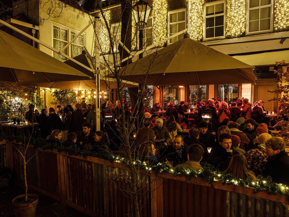 Een Delfts Terras in de winter volledig verlicht