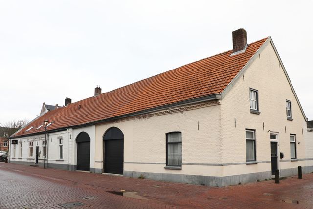 woonhuis twee grote staldeuren
