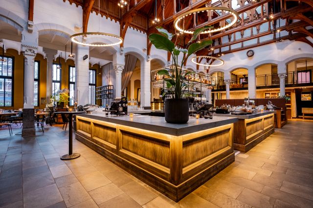 Beeld van Grand Café Post Plaza, gevestigd in een oud Postkantoor in Leeuwarden aan de tweebaksmarkt