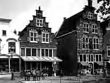 Historische route Herman de Man in Oudewater, Groene Hart, zwart-witbeeld van monumentale panden met karakteristieke trapgevels in de historische binnenstad.