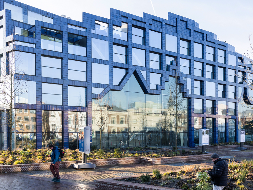 Het blauwe Huis van Delft met een expositie in de tuin