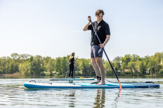Jongen op een SUP.