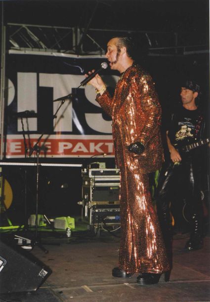 Beschrijving	32e Vierdaagsefeesten. Optreden van feestband De Sjonnies op het podium van het Koningsplein.
Datering	16/7/2001