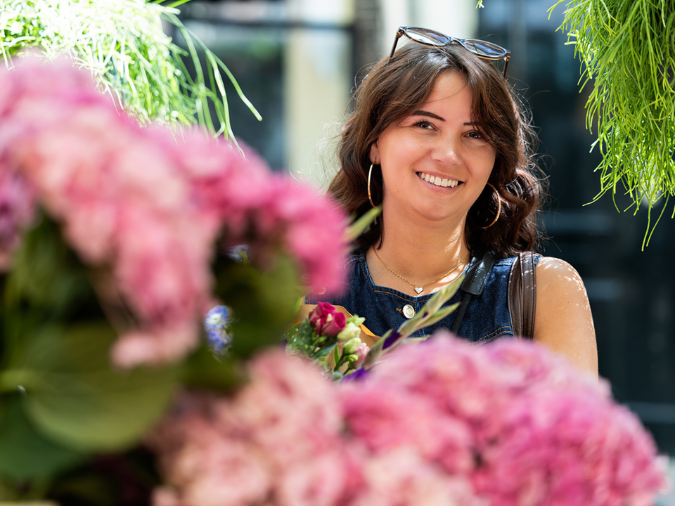Chloe met bloemen portret