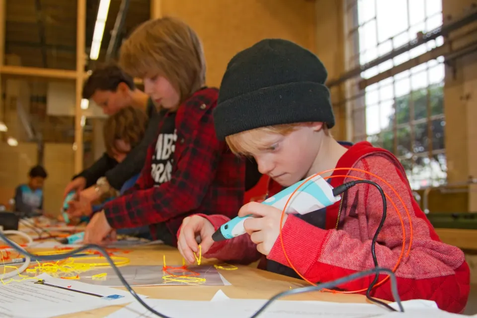 Kinderen in actie met materialen in Ontdekstation.