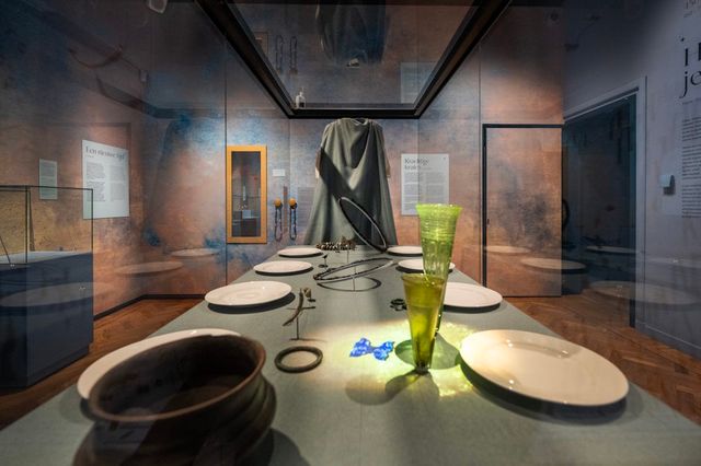 Ein Museumsraum mit einer Vitrine, in der altes Geschirr liegt, im Drents Museum in den Niederlanden.