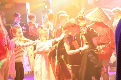 Kinder carnavalsfeest, verklede kinderen in polonaise tijdens carnaval in Harmelen, gemeente Woerden, Groene Hart, feestelijke sfeer met muziek, licht en kleurrijke kostuums op de dansvloer.