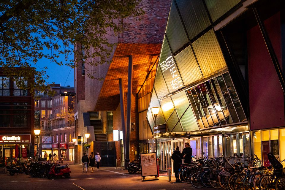 De buitenkant van het gebouw van Theater de Veste in de avond