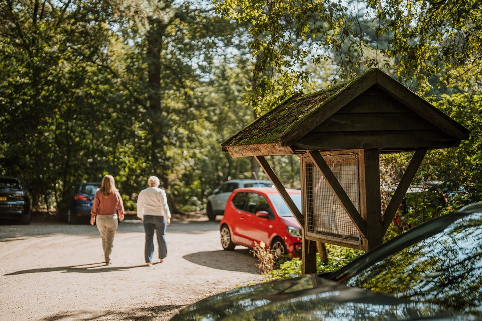 Figuranten die naar de parkeerplaats lopen