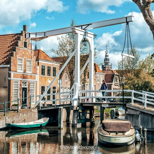 Een instagramfoto van Monnickendam met een brug erop