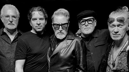 Vijf mannen op een rij, zwart-wit foto