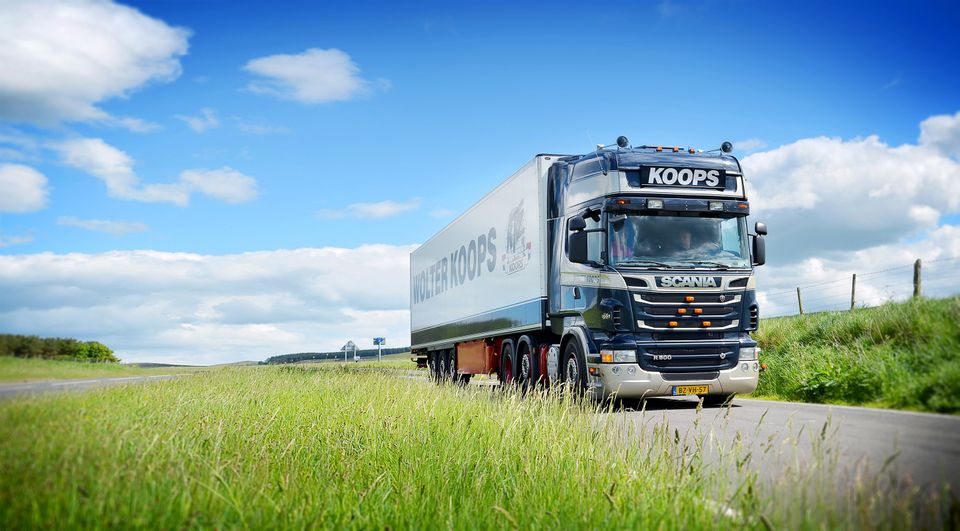 Een vrachtwagen in het landschap van Zeewolde, Flevoland