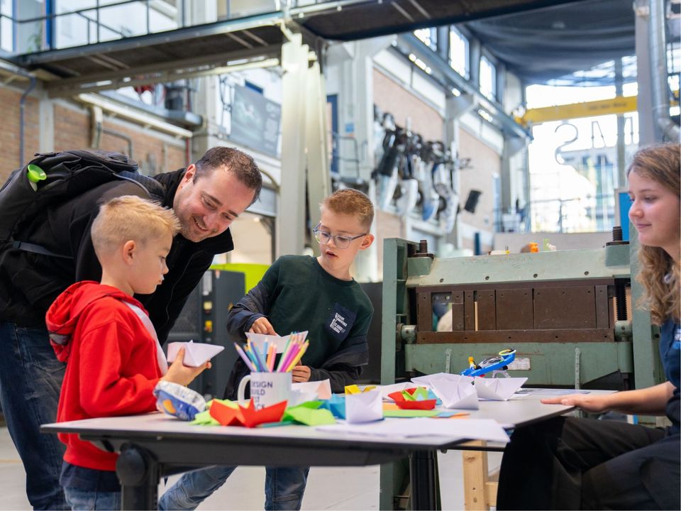 Twee jongens die knutselen tijdens science day